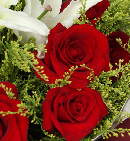 缘份：11枝红玫瑰,2枝白香水百合