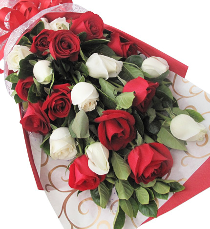 满满的爱：11枝红玫瑰，9枝白玫瑰