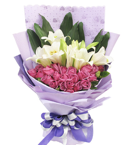 紫色浪漫：22枝紫玫瑰，4枝多头铁炮百合