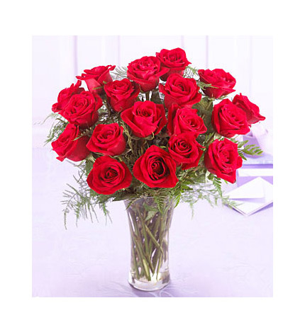 瓶插花：18枝长柄红玫瑰，配适量绿叶