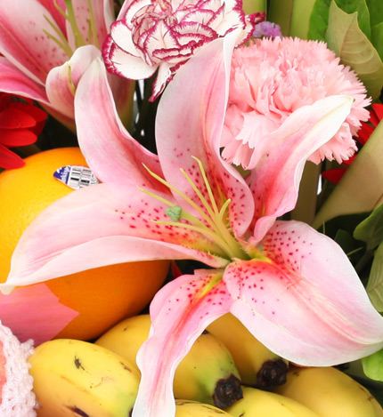 喜气(水果花篮):粉香水百合、红掌、红扶郎、康乃馨等花材；菠萝、橙子、红富士苹果、香蕉等时令水果
