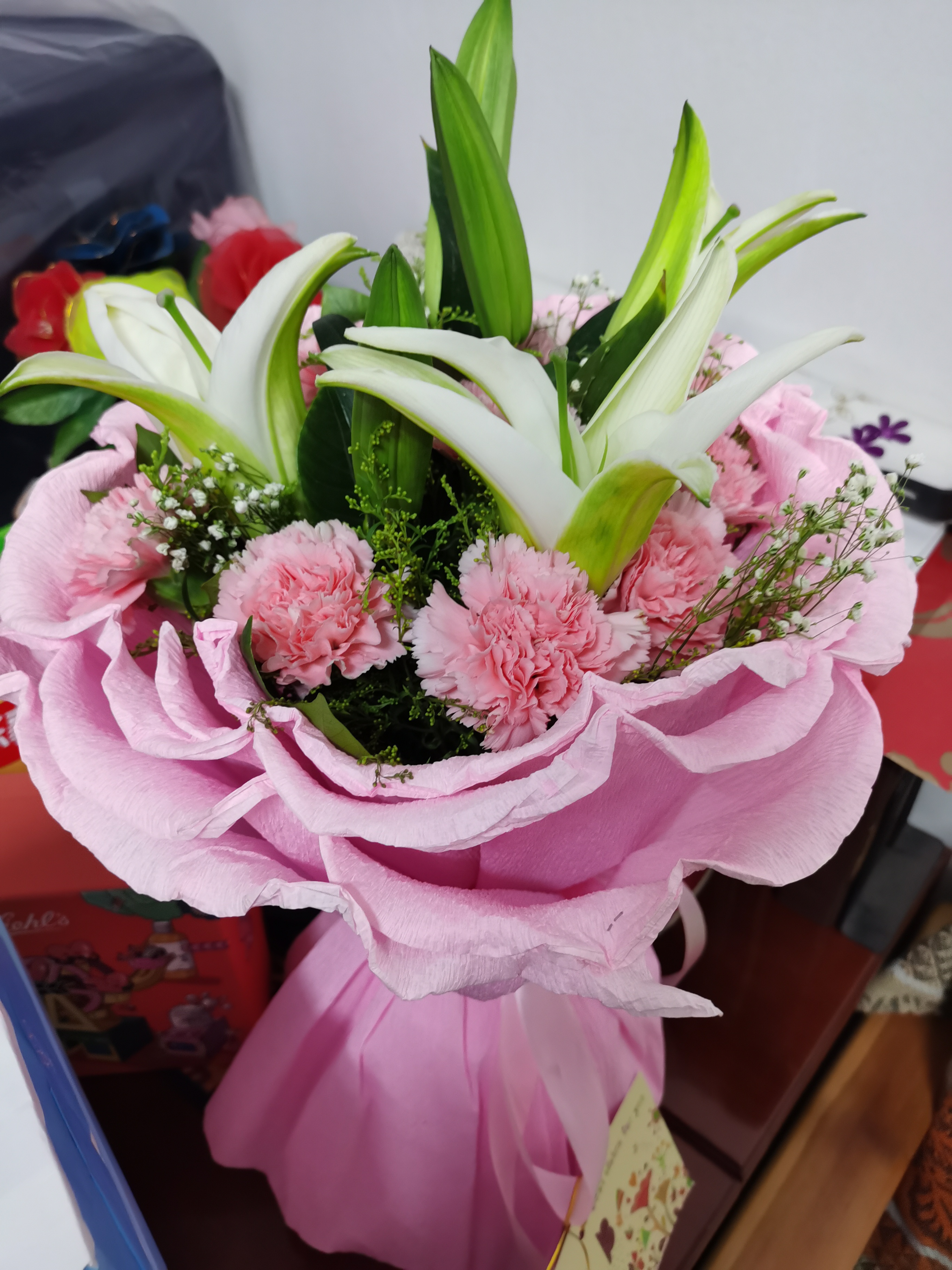 白百合和康乃馨华美的花束开花 库存照片. 图片 包括有 复制, 红色, 新鲜, 开花的, 礼品, 开花 - 104436588